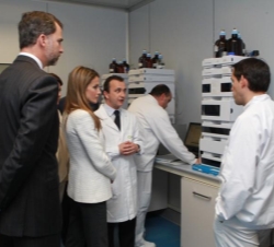 Sus Altezas Reales los Príncipes de Asturias y de Viana durante su visita al laboratorio de Control de Calidad de CINFA